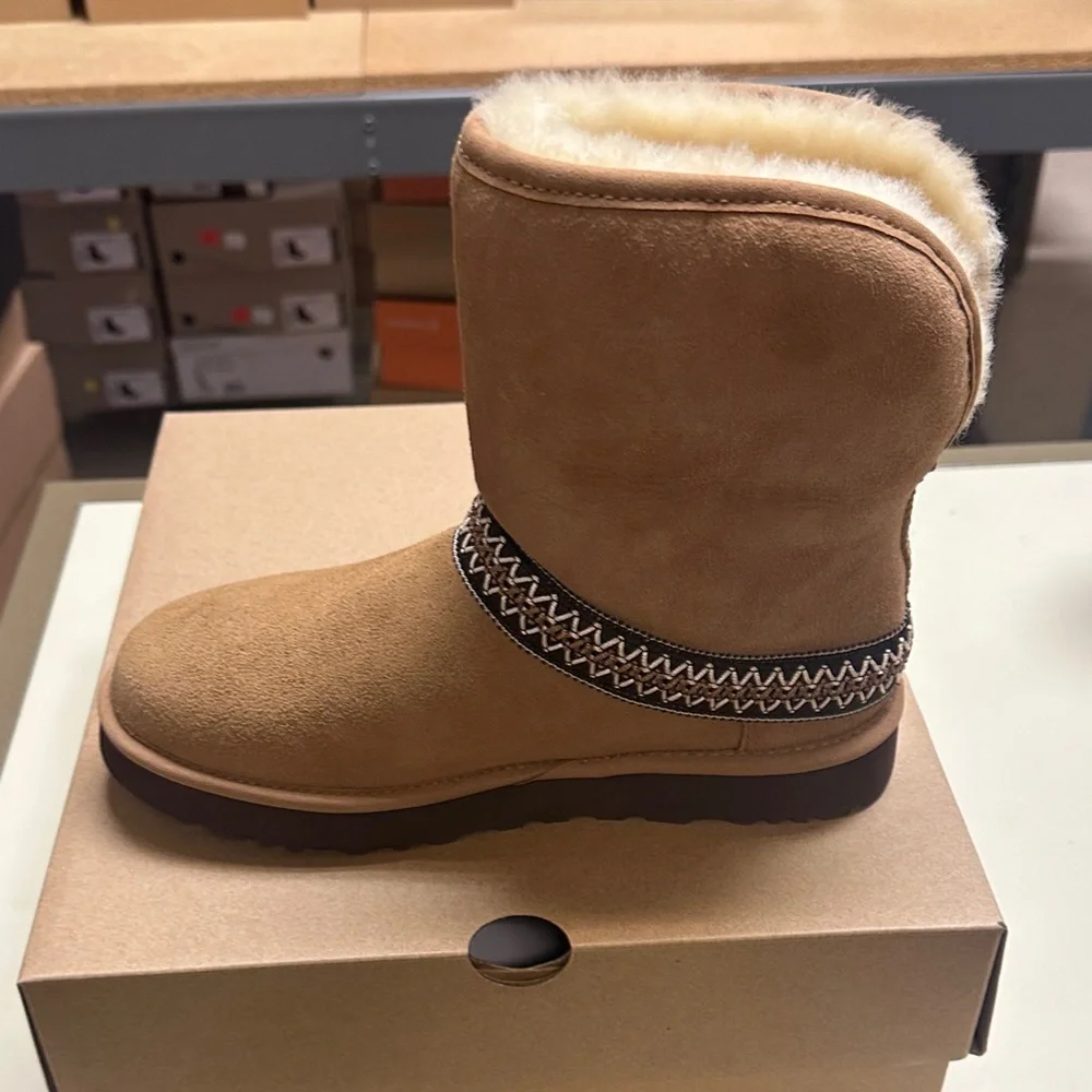 UGG Womens Chestnut Shearling-Lined Classic Short Boots